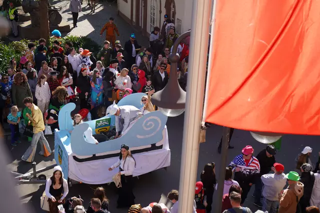 Wenn auf dem Balkon der Offenbacher Landrat Dietmar Seefeldt entdeckt wird... | Foto: Katharina Wirth