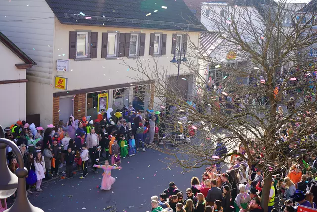 Tanzen im Konfettiregen | Foto: Katharina Wirth