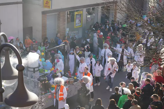 Hinter dem Wagen viele kleine und große Chemiker mit Albert-Einstein-Frisur | Foto: Katharina Wirth