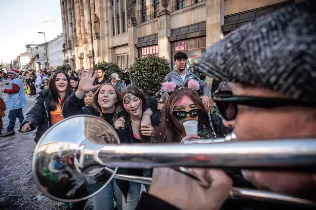 Lebensfreude pur - Straßenfastnacht in Karlsruhe - 2025 | Foto: Paul Needham