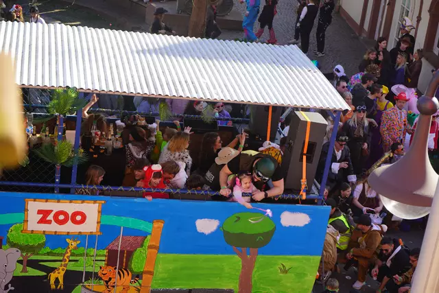 Gesichert mit Lärmschutzkopfhörern sind schon die Kleinsten bei der Fasnacht dabei | Foto: Katharina Wirth