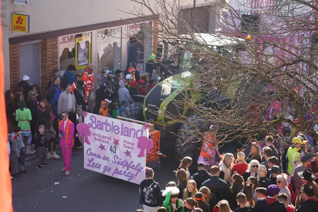 Die Landjugend Bellheim mit einem auffallenden Wagen ganz in pink | Foto: Katharina Wirth