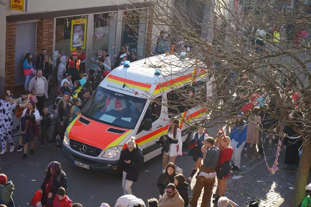 Den Umzugsabschluss bildeten die Feuerwehr und das DRK | Foto: Katharina Wirth