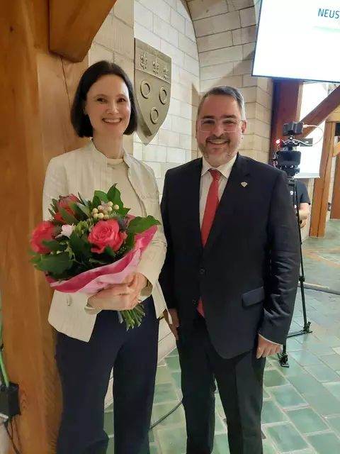 Oberbürgermeister Marc Weigel gratulierte Johanna Kunzendorff zur Wahl und überreichte einen Blumenstrauß. | Foto: Stadt Neustadt