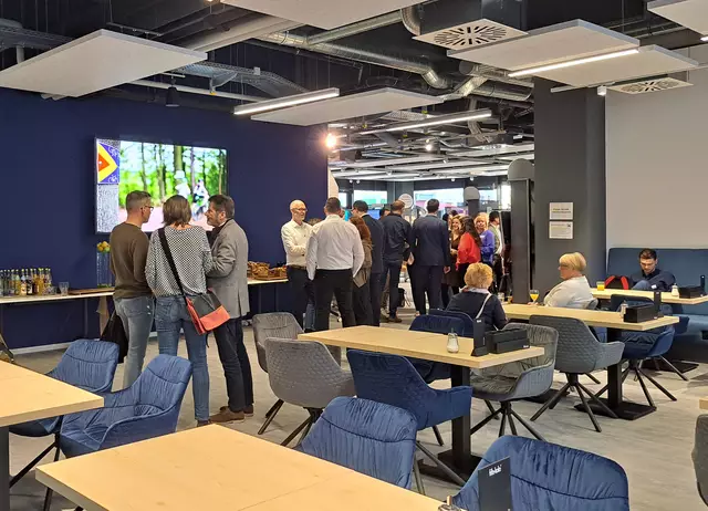 Blick in die Räume: Im Vordergrund ist das Café | Foto: Monika Klein