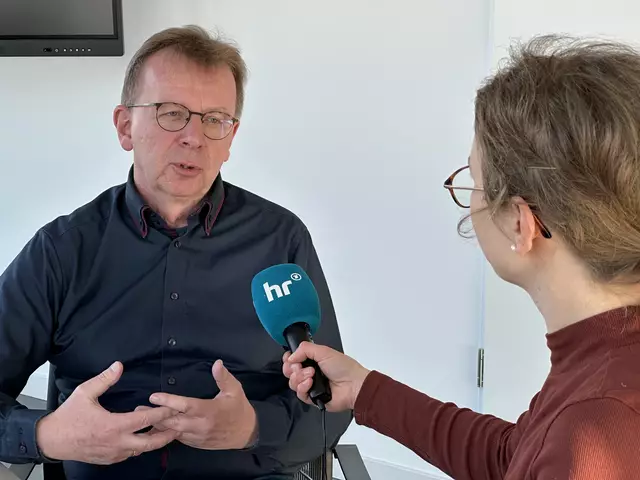 Regionalkorrespondentin Anna Vogel vom Hessischen Rundfunk begleitet das Ordnungsamt mit Amtsleiter Sebastian Geschwind für einen Hörfunk- und Fernsehbeitrag zur Aktion „Alle brauchen Platz!“. Im Anschluss gibt Bürgermeister Matthias Baaß noch ein Interview zur Thematik. | Foto: Stadt Viernheim