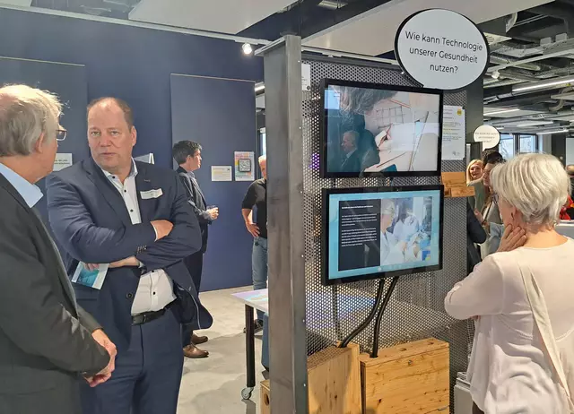 Die Tafeln weckten bei vielen Gästen das Interesse | Foto: Monika Klein