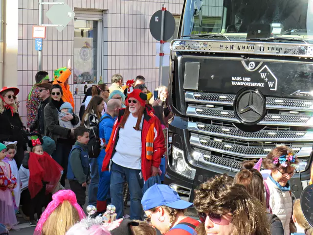 Bei dem dicken Brummi musste besonders auf die Sicherheit am Straßenrand geachtet werden | Foto: Brigitte Melder