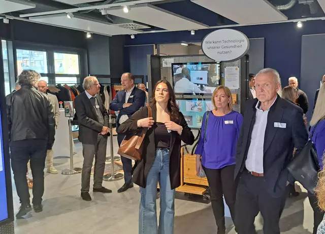 Vor Veranstaltungsbeginn nutzten viele Gäste die Gelegenheit, um sich in den Räumen umzuschauen | Foto: Monika Klein