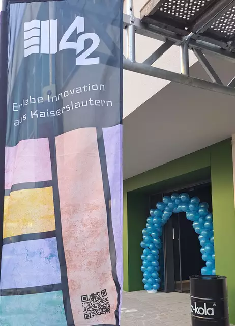 Banner und Luftballons empfingen die Gäste zur Eröffnung  | Foto: Monika Klein