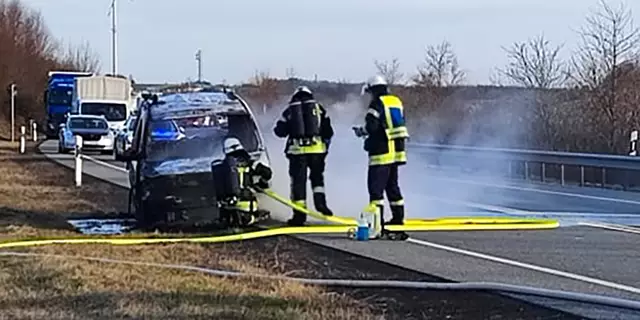 Auf der A62 zwischen Bann und Weselberg geriet heute Morgen, Freitag, 7. März 2025, ein Mercedes-Transporter in Brand, der von der Feuerwehr gelöscht wurde.  | Foto: Feuerwehr Landstuhl