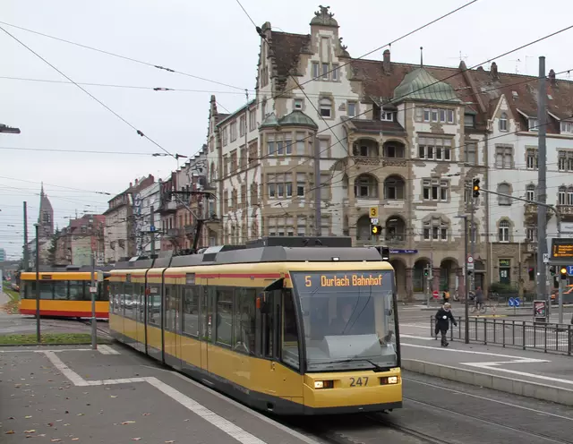Ab Montag, 10. März, kommt es zu Fahrplanänderungen bei der Linie 5. Die VBK verdichten den Fahrplan auf einen Zehn-Minuten-Takt und passen zudem den Fahrweg temporär an. Aus Richtung Innenstadt fahren die Bahnen ab der Tullastraße nicht nach Durlach, sondern werden nach Rintheim umgeleitet. | Foto: Nicolas Lutterbach/KVV