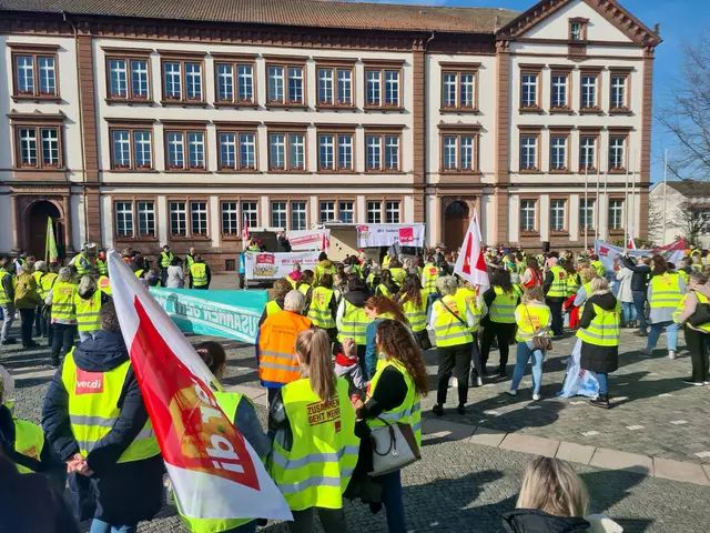 Rund 600 Beschäftige aus dem Öffentlichen Dienst nehmen auf dem Pirmasenser Exerzierplatz ab einer Verdi-Kundgebung teil.  | Foto: Erik Stegner