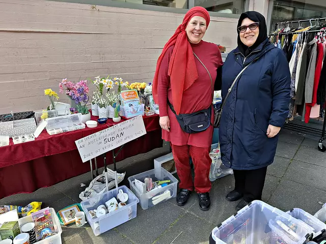 Am Stand für den Sudan mit Isra (rot) und Kundin | Foto: Brigitte Melder