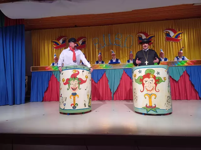 Thomas Lebkücher und Peter Schording als Don Camillo und Peppone.
Ein lustiges Stoßgebet für Kommunalpolitiker, um am Ende den lieben Gott einen guten Mann sein zu lassen. | Foto: Katja Pretz