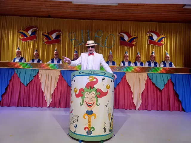 Peter Schording kam als nächstes in die Bütt und erzählte wie man von der Kur in die Kneipenkur, direkt zu Prinz Karnevall in die Buwerummer Hall kommt. | Foto: Katja Pretz