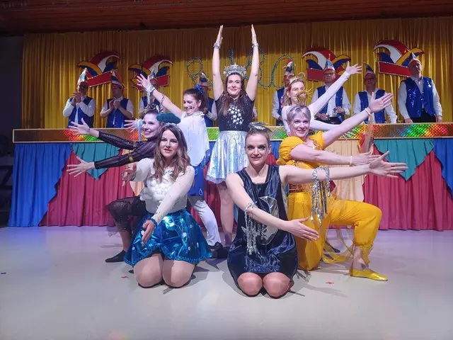 Das Damenballett "Die Böbscher" zeigten musikalisch das Wetter und begeisterten mit toller Akrobatik und sensationeller Choreografie bis die Halle tobte. 
Lea Hoffmann als Blitz, Nadine Kauth als Sonne, Ann-Sophie Lebkücher als Regenbogen, Bettina Mack als Mond, Jasmin Rathgeber als Wolke, Gabi Schwarz als Regen und Cara Sprenger als Stern. | Foto: Katja Pretz