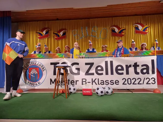 Die Unnötige mit Rico Sprenger als Trainer, Paul Stahlheber als Ersatzspieler und Aaron Sprenger als Zuschauer.
Drei Jungs am Spielfeldrand, hatten mit der Diskussion, wie schwer sich Fußball mit den Frauen vereinen lässt, die Lacher auf ihrer Seite. | Foto: Katja Pretz