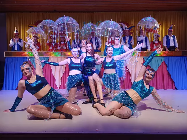 Die Pfläumlis zeigten eine akrobatische Tanzeinlage als Bewohnerinnen des Meeresgrunds.
Natascha Bernd, Josie Ettel, Nina Kreiselmayer, Bettina Mack, Bärbel Moos, Karola Örtel und Franziska Lebkücher. | Foto: Katja Pretz