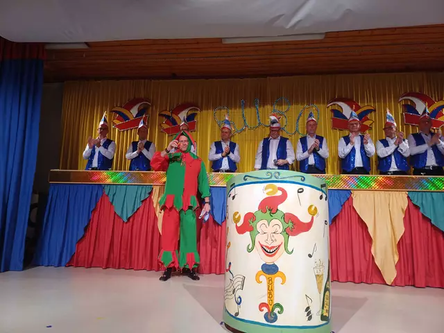 Thomas Lebkücher als Till Eulenspiegel macht den Auftakt in der Bütt. Er bringt die traurige aber wahre politische Lage mit Humor auf den Punkt. | Foto: Katja Pretz