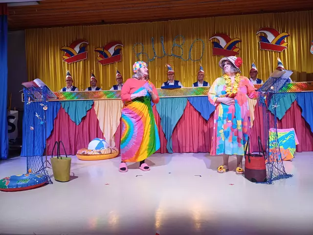 Annette Sprenger und Melanie Bienroth sind Nabarinnen und treffen sich im Urlaub wieder. Es wird sich ausgelassen über die Männer unterhalten, die auf stehende Spagetti trafen. 
Zum Höhepunkt nahmen Sie das ganze Publikum mit zur Wassergymnastik, die in dem Fliegerlied „So ein schöner Tag!“ endete. | Foto: Katja Pretz