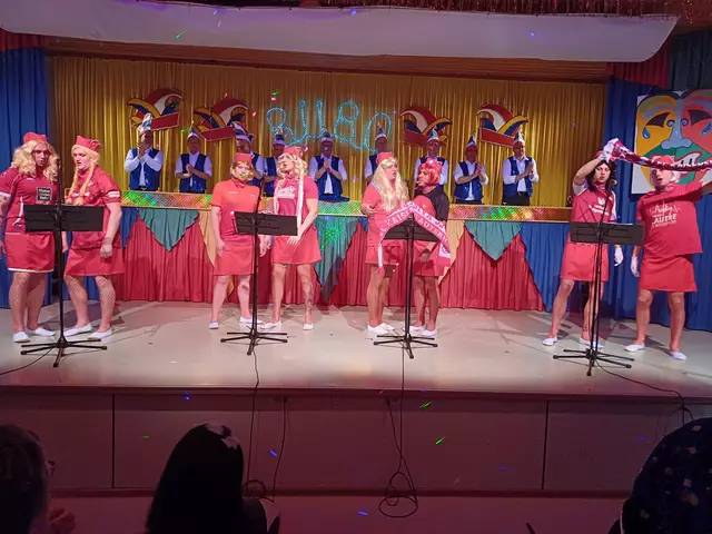 Nach der Pause kamen die Lausbubos dieses Jahr als Stewardessen  mit einer musikalischen Reise und dem Endziel in der Pfalz beim FCK.
Marvin Sprenger, Aaron Sprenger, Florian Klein, Rico Sprenger, Tobias Seyb, Randy Ouellett, Jonas Seyb und Paul Stahlheber. Einstudiert: Annette Sprenger. | Foto: Katja Pretz