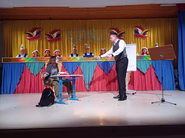 Anna und Thomas Lebkücher.
Anna brachte ihren Lehrer mit unglaublich schlagfertigen Antworten zum Wahnsinn. 
Jeder Witz saß und es endete mit dem neuen Schulfach „Fassenachtologie Bubo“ | Foto: Katja Pretz