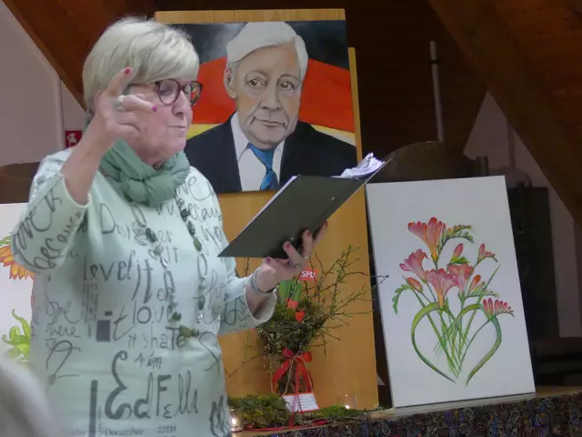 Adelheid "Adel" Kimmich erheiterte die Gäste mit launigen und hintersinnigen "Geschichtlen" und Reimen. Und Helmut Schmidt schaut ihr über die Schulter | Foto: martin stock