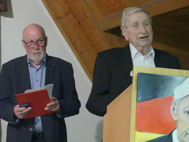 Günter Bienwald mit einem leidenschaftlichen Appell an die Gäste: "Lasst nicht nach die Demokratie zu schützen!" hinten Gerhard Scheck, Vorsitzender der SPD Kraichtal | Foto: martin stock