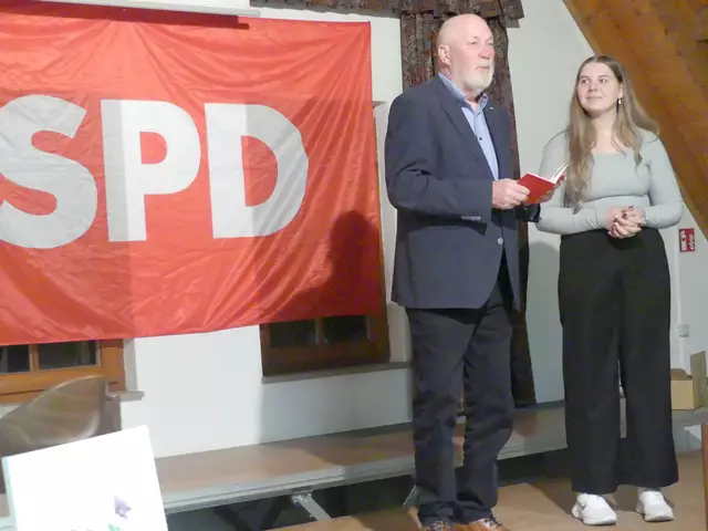 Neues Mitglied in der SPD Kraichtal: Gerhard Scheck, Vorsitzender der SPD Kraichtal, begrüßt die 22jährige Freya Ansbach aus Landshausen | Foto: martin stock
