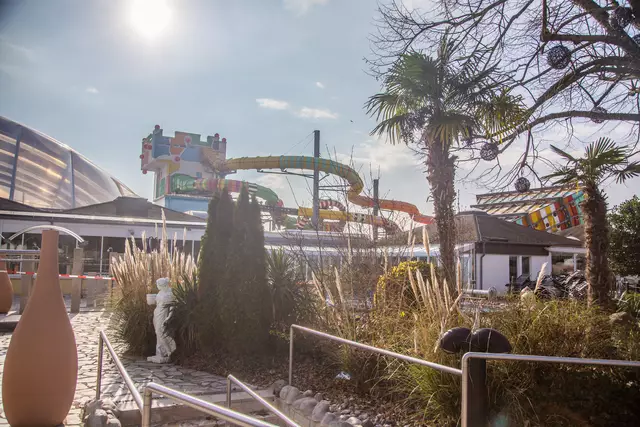 Miramar Weinheim: Als wäre nichts geschehen... Der Außenbereich mit Blick auf den Rutschenturm | Foto: Roland Kohls