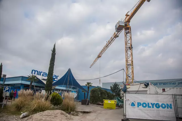 Miramar Weinheim: Der Baukran zeugt von der Bautätigkeit in dem Bad | Foto: Roland Kohls