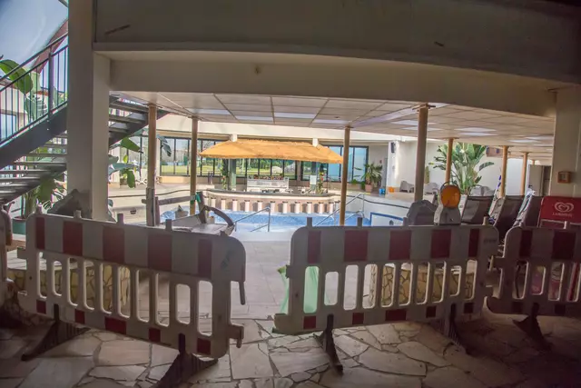 Miramar Weinheim: Der Bereich der recht neuen Poolbar blieb vom Brand unversehrt - hoffen auf die Wiedereröffnung | Foto: Roland Kohls