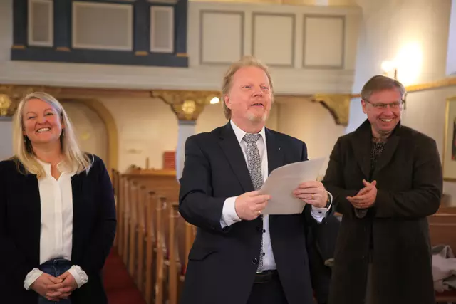 Die drei Mitarbeitenden vom Amt für Religionsunterricht lobten die Offenheit und Aufgeschlossenheit der Lehrkräfte, die auch den Abschlussgottesdienst so besonders machten. Hier bei der Urkundenüberreichung.  | Foto: Nadja Donauer | Amt für Religionsunterricht