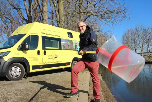 Harald Guelzow nimmt eine Wasserprobe | Foto: Susanne Bareiss-Guelzow