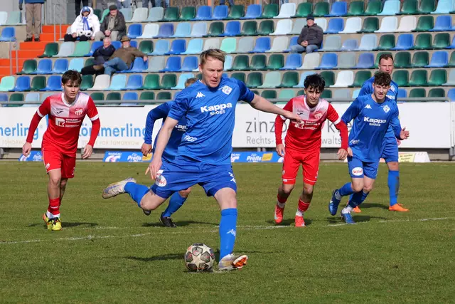 FKP-Torjäger Dennis Krob trifft per Elfmeter zum 1:2 gegen den FV Diefflen.  | Foto: Erik Stegner