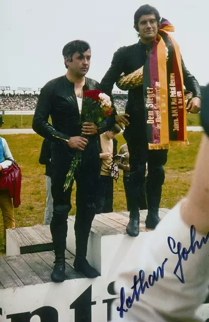 Lothar John (links) auf dem Podium neben Rekordweltmeister Giacomo Agostini auf dem Hockenheimring | Foto: Archiv Manfred John