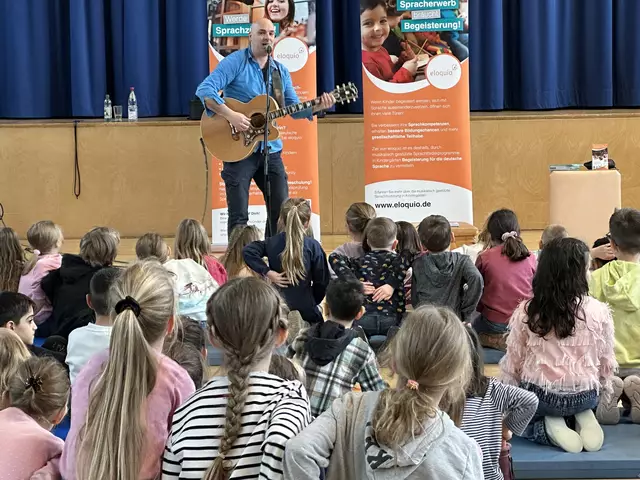 Der Walldorfer Sänger und Autor Jörg Schreiner hat die Kinderbuchfigur Theo Tollpatsch ins Leben gerufen und begeisterte die Erstklässler aller Waghäuseler Grundschulen. | Foto: Kurt Klumpp