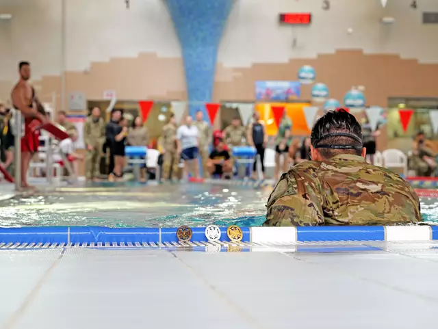100 Meter müssen die US-Soldaten mit Uniform im Wasserbecken bewältigen. Schaffen sie diese und weitere Prüfungen, erhalten sich das Leistungsabzeichen der Bundeswehr in Bronze, Silber oder Gold.  | Foto: Erik Stegner
