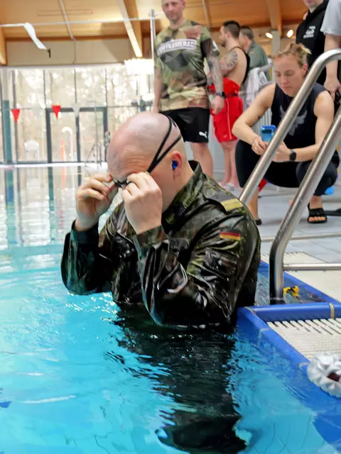 Nach welchen Kriterien die Übung absolviert werden muss, demonstrierte Sascha Krick, Oberleutnant zur See. | Foto: Erik Stegner