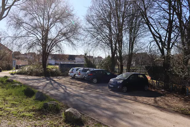 Das Tor zum TV Rheingönheim ist von der Straße aus gut sichtbar. Zur Gaststätte hin wird der Sportplatz verkleinert. So wird Platz frei für die beiden geplanten Gebäude der Aldi Projektentwicklungsgesellschaft. | Foto: Julia Glöckner