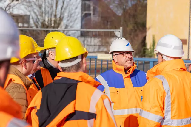 Verkehrsstaatssekretär Andy Becht (2.v.r.) war beim Verschub am Montag dabei | Foto: Heimatlichter/LBM