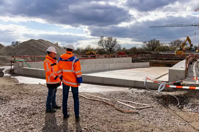Noch bis 26. März bleibt die Bahnstrecke gesperrt. Die Arbeiten am Trogbauwerk sollen bis Ende des Jahres fertig sein, das gesamte Projekt im Frühjahr 2027. | Foto: Heimatlichter/LBM