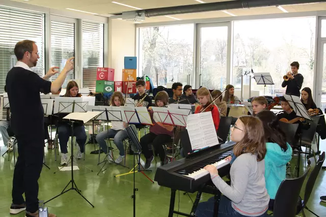 Samuel Kammerer mit Orchester | Foto: HBG