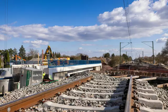 1.800 Tonnen wurden verschoben, um die künftige Eisenbahnüberführung vorzubereiten | Foto: Heimatlichter/LBM