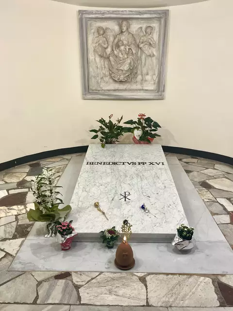 Grab des verstorbenen Papstes Benedikt XVI.: Der Papst aus Deutschland ist in der jüngeren Geschichte der erste Oberhirte der katholischen Kirche, der zurückgetreten ist. | Foto: Mathias Schmitt