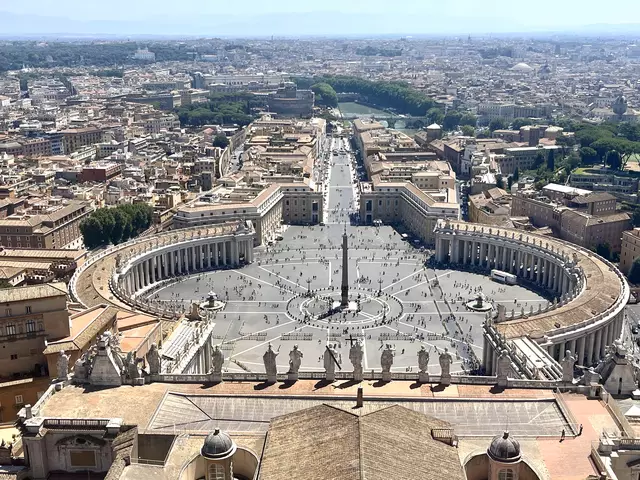 Der im Jahr 1657 angelegte Petersplatz vor dem Petersdom ist Teil der Vatikanstadt. In der Mitte befindet sich ein 25 Meter hoher ägyptischer Obelisk. | Foto: Mathias Schmitt
