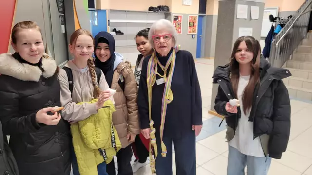 "Die gefüllten Berliner sind der Hit" bedankten sich die Schülerinnen bei der Vorsitzenden des Förderervereins der Realschule plus Winnweiler, Frau Lehr. | Foto: ASRplus Winnweiler