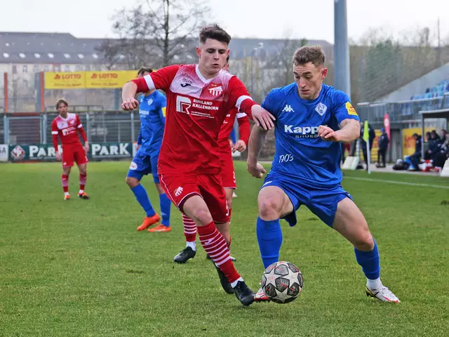 Luca Eichhorn im Zweikampf mit seinem kommenden Teamkollegen beim FK Pirmasens Nico Wiltz, der vom FV Diefflen an den Horeb wechselt.  | Foto: Erik Stegner