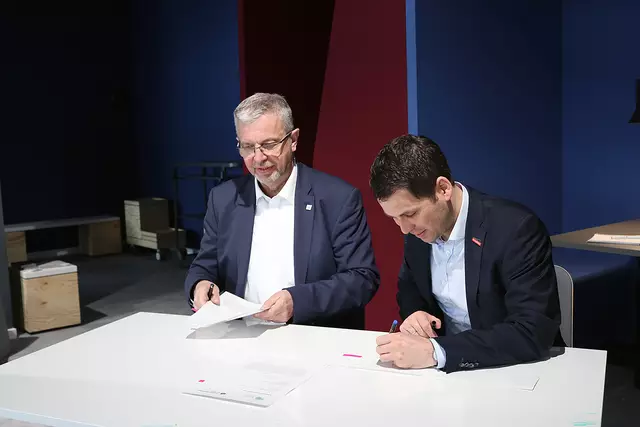 Beim Unterzeichnen der Kooperationsvereinbarung: Till Mischler und Hans-Joachim Schmidt (linksl | Foto: HWK Pfalz/gratis